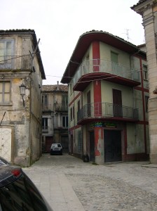 funky-green-building-ssb Corner in Serra San Bruno