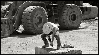 Matthew Broussard at work in the Moro Serizzo quarry - photo Roberto Toya all rights reserved